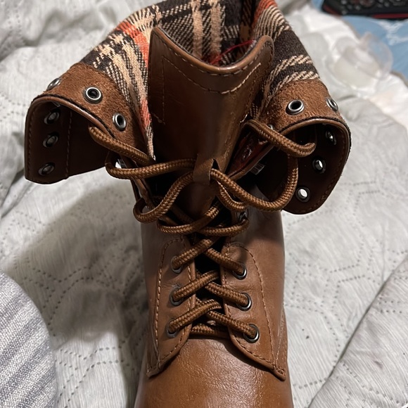 Lace up boots! Size 6. - Picture 4 of 4